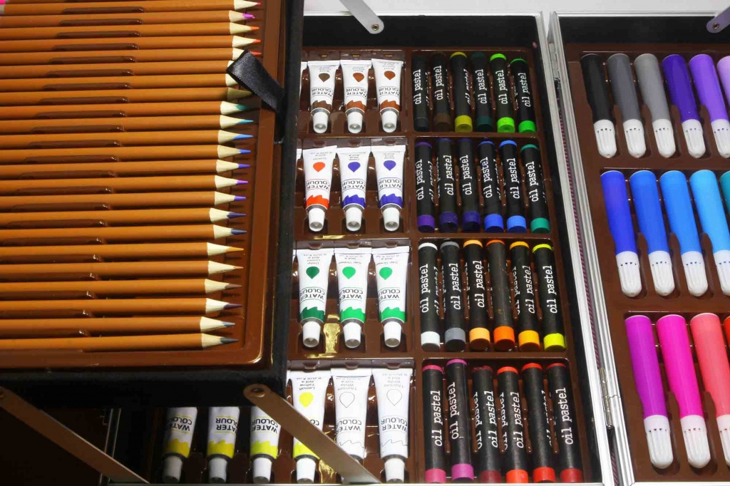 Цветные карандаши мелки и масляные краски