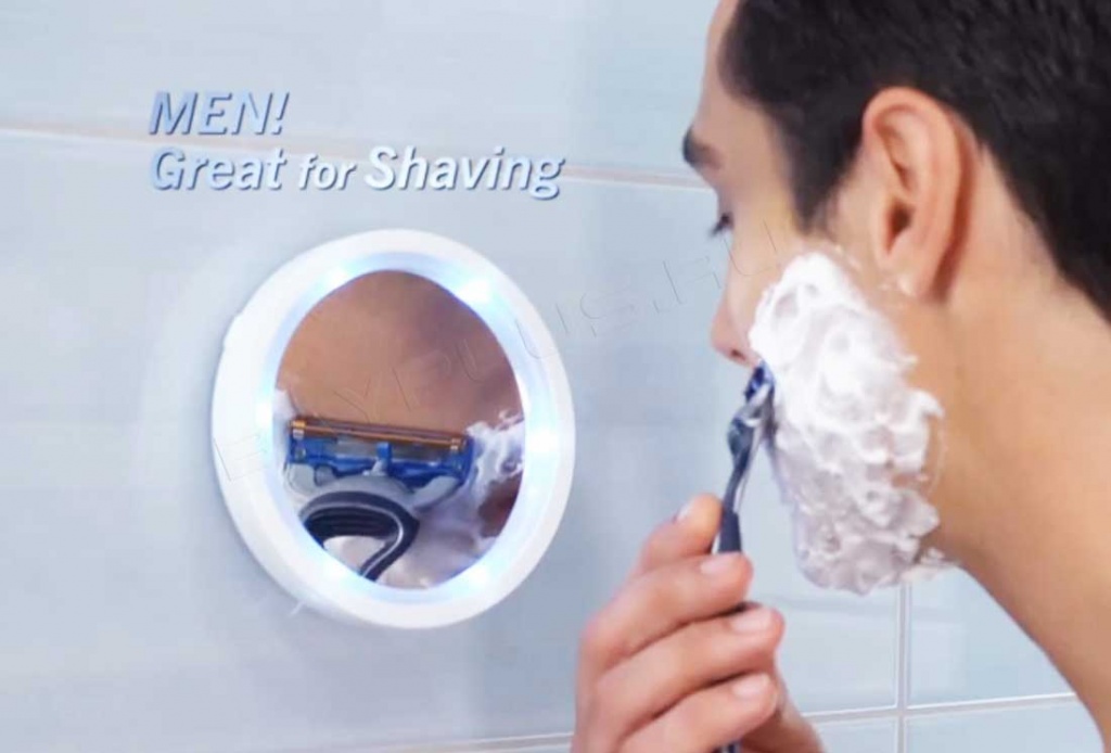 Косметическое увеличительное зеркало удобна для бритья и подстригания бороды.