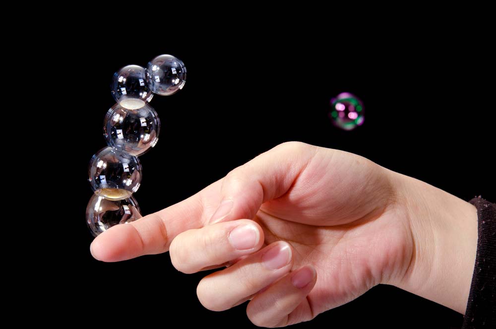 Волшебные не лопающиеся пузыри touchable bubbles это новое слово в этом развлечении. Пузыри не лопаются от прикосновения, их можно ловить, трогать руками и можно даже выстроить всевозможные фигуры.