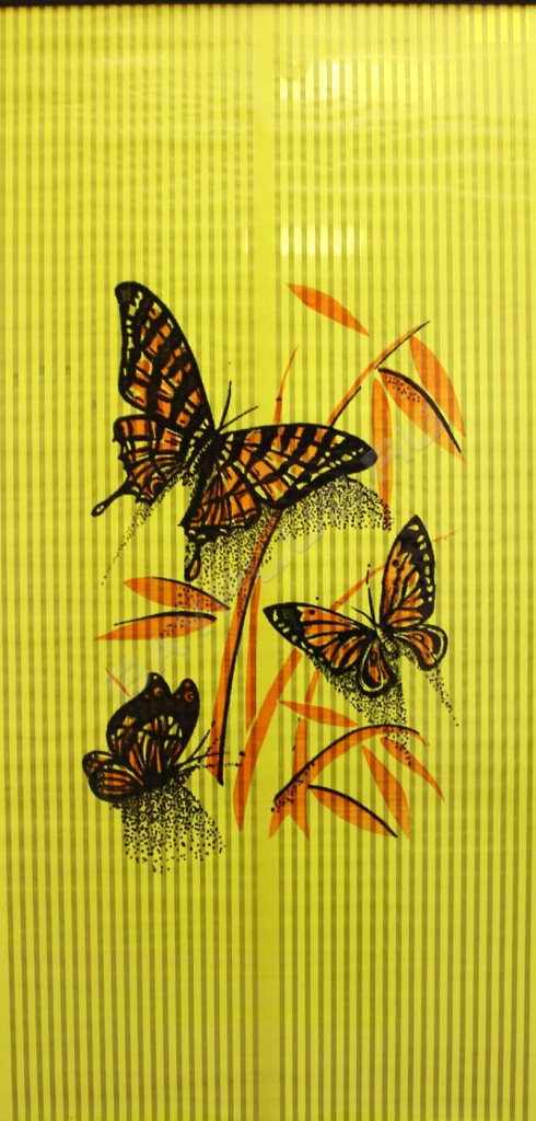 Доброе тепло бабочки на жёлтом фоне