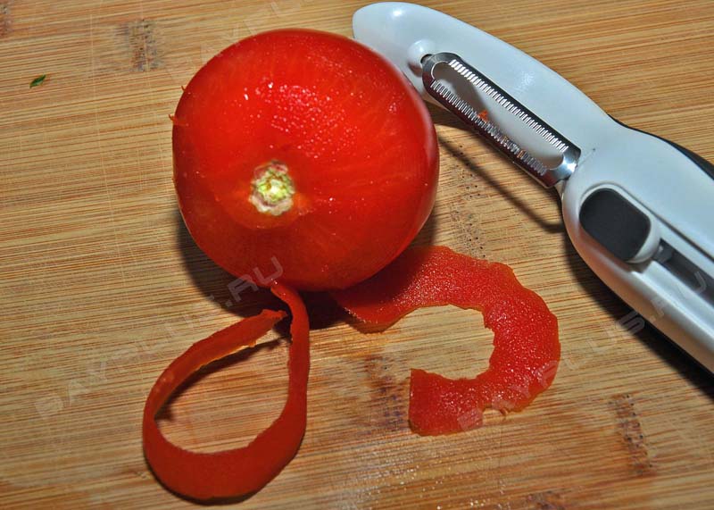 Данный нож представляет универсальное устройство для очистки овощей и фруктов, с различной толщиной кожуры и для нарезки овощей тонкой соломкой.