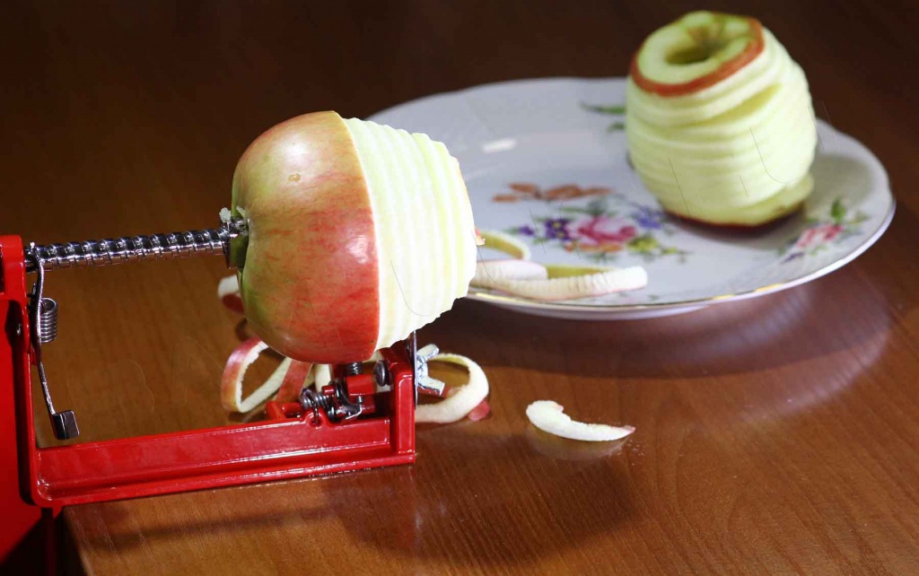 За 10 секунд яблоко нарезается и очищается